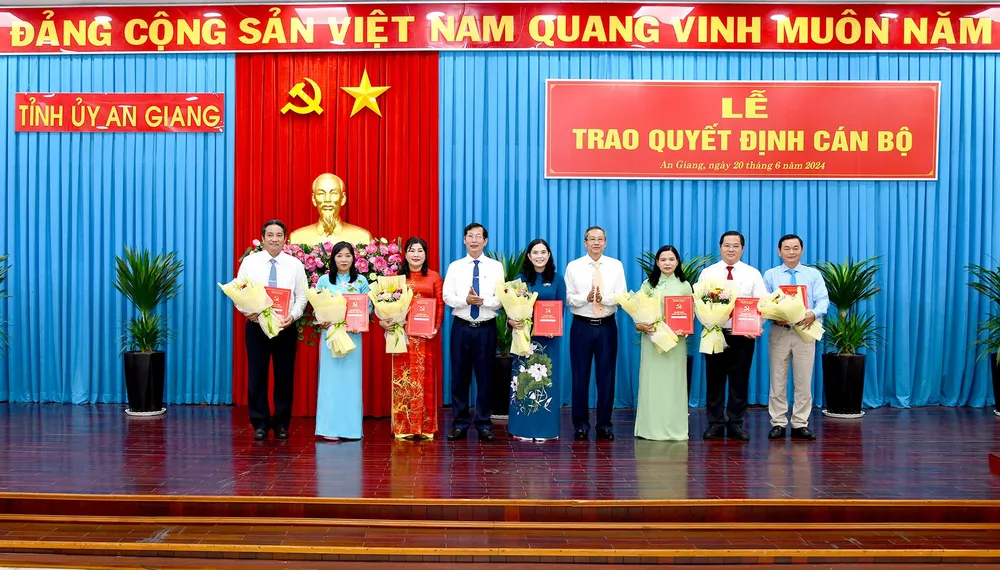 Lãnh đạo Tỉnh ủy An Giang trao quyết định cho 7 cán bộ tại buổi lễ. Ảnh: Cổng TTĐT An Giang) nhan-su-moi-tinh-an-giang.jpg