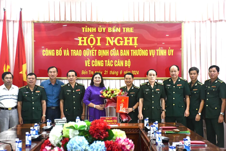 Các đại biểu chụp ảnh lưu niệm tại buổi lễ. Ảnh: Cổng TTĐT Bến Tre nhan-su-moi-tinh-ben-tre.jpg