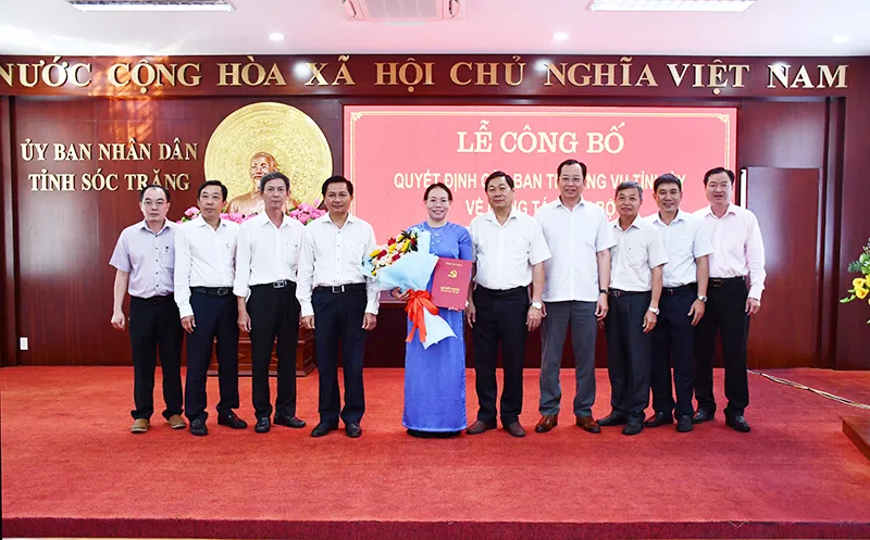 Bà Huỳnh Thị Diễm Ngọc chụp hình cùng các đại biểu tại buổi lễ. Ảnh: Chí Bảo - Cổng TTĐT Sóc Trăng. nhan-su-moi-tinh-soc-trang.jpg