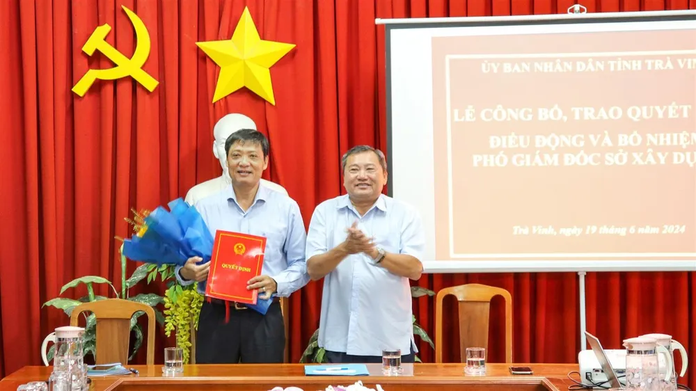 Phó Chủ tịch UBND tỉnh Nguyễn Trung Hoàng trao quyết định cho ông Nguyễn Văn Tâm. Ảnh: Cổng TTĐT tỉnh Trà Vinh nhan-su-moi-tinh-tra-vinh.jpg