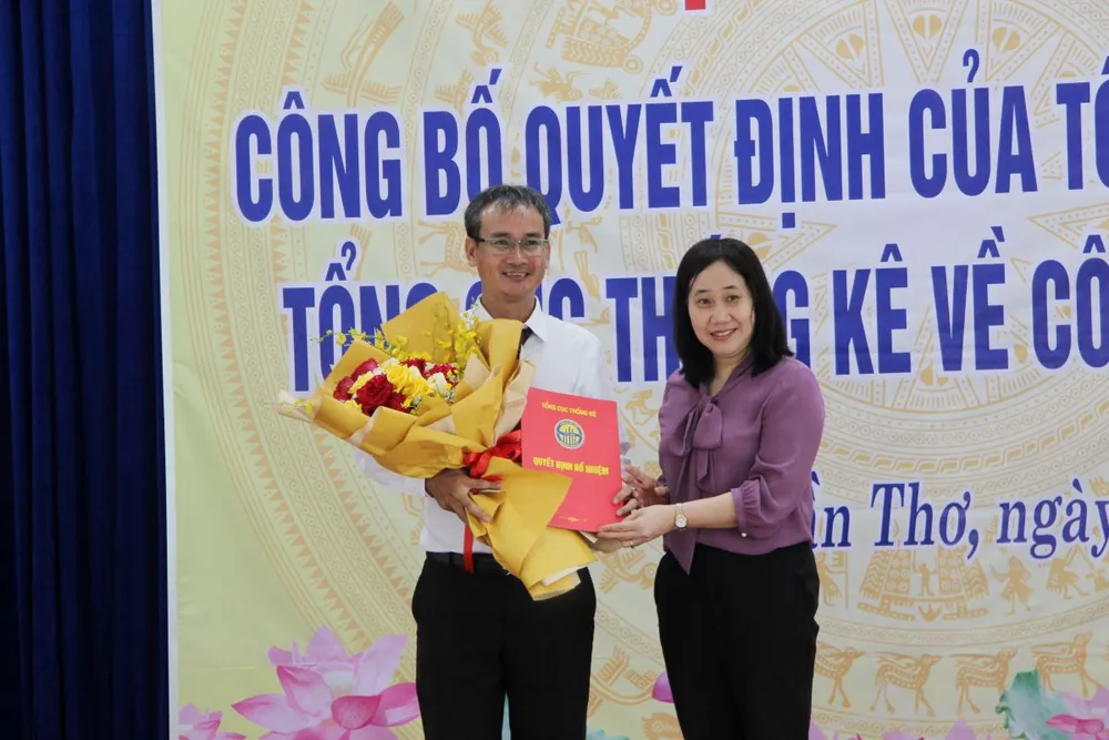 Ông Lê Đăng Thanh Phong nhận quyết định phụ trách Cục Thống kê TP Cần Thơ từ 1-7. Ảnh: TX nhân sự mới TP Cần Thơ.