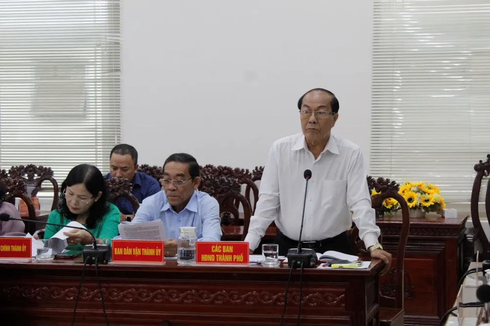 Ông Nguyễn Văn Dũng - Trưởng Ban Đô thị HĐND TP Cần Thơ phát biểu tại buổi giám sát. Ảnh: NHẪN NAM giam-sat-giai-quyet-kien-nghi-cu-tri-5.jpg