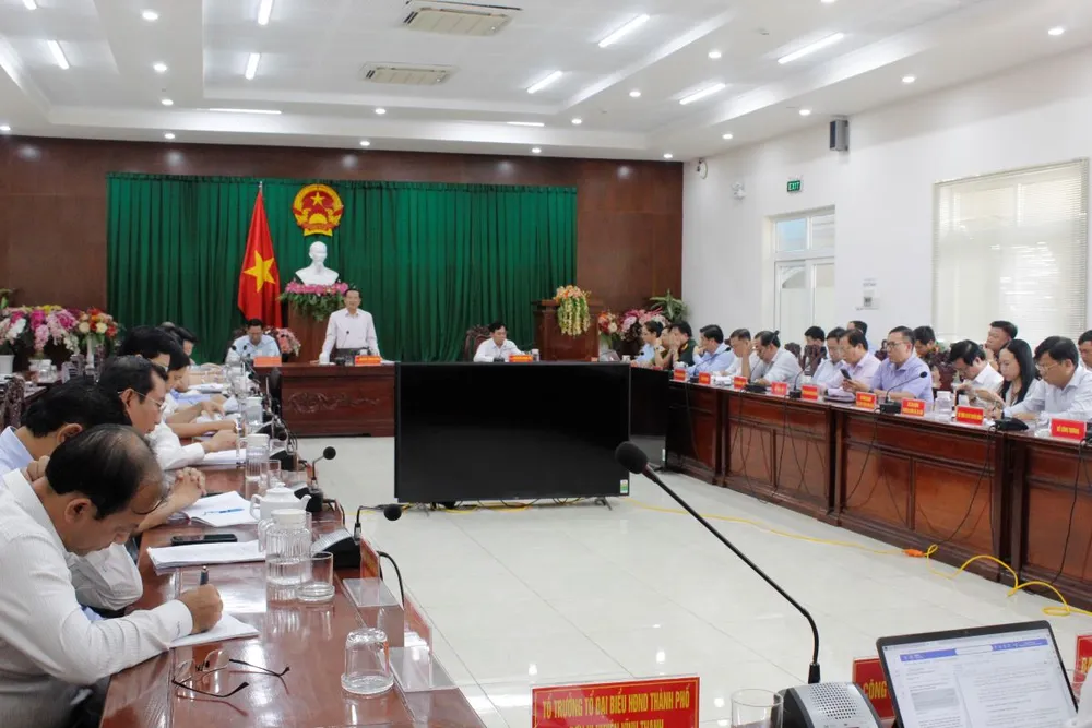 Thường trực HĐND TP Cần Thơ họp giám sát giải quyết kiến nghị cử tri ngày 26-6. Ảnh: NHẪN NAM Thường trực HĐND TP Cần Thơ họp giám sát giải quyết kiến nghị cử tri.