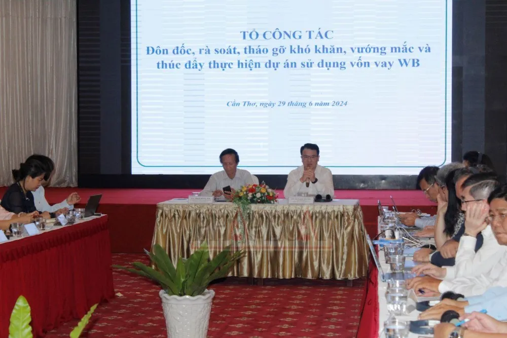 Tổ công tác đôn đốc, rà soát, tháo gỡ khó khăn, vướng mắc và thúc đẩy thực hiện dự án sử dụng vốn vay WB tổ chức cuộc họp lần thứ 2 tại Cần Thơ. Ảnh: NHẪN NAM Họp rà soát dự án sử dụng vốn vay WB