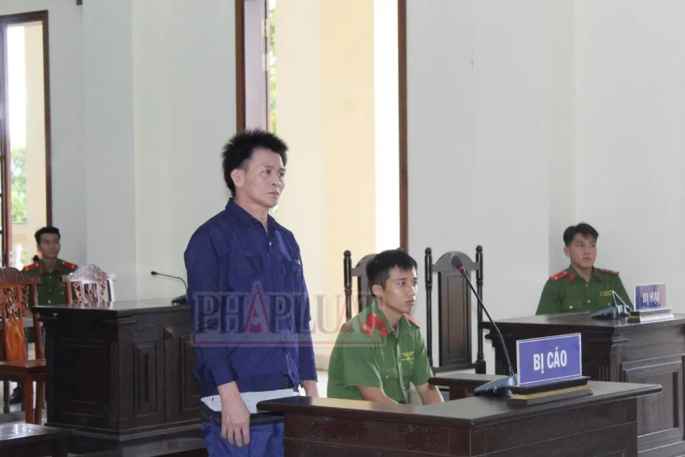 1 bị cáo phải chấp hành hai bản án 28 năm tù cùng về tội lừa đảo