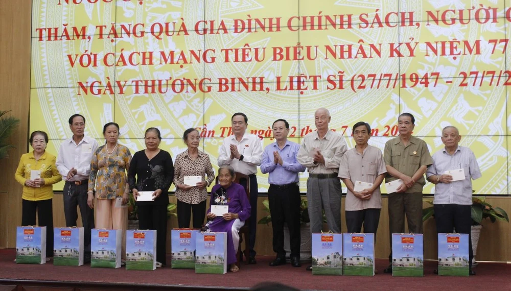 Chủ tịch Quốc hội Trần Thanh Mẫn cùng đoàn công tác tặng quà cho người có công ở Cần Thơ