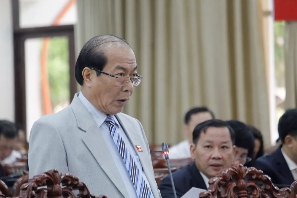 Đại biểu Nguyễn Văn Dũng - Trưởng ban Ban Đô thị HĐND TP Cần Thơ đặt câu hỏi chất vấn UBND TP chiều 4-7. Ảnh: NHẪN NAM Đại biểu Nguyễn Văn Dũng - Trưởng ban Ban Đô thị HĐND TP Cần Thơ.