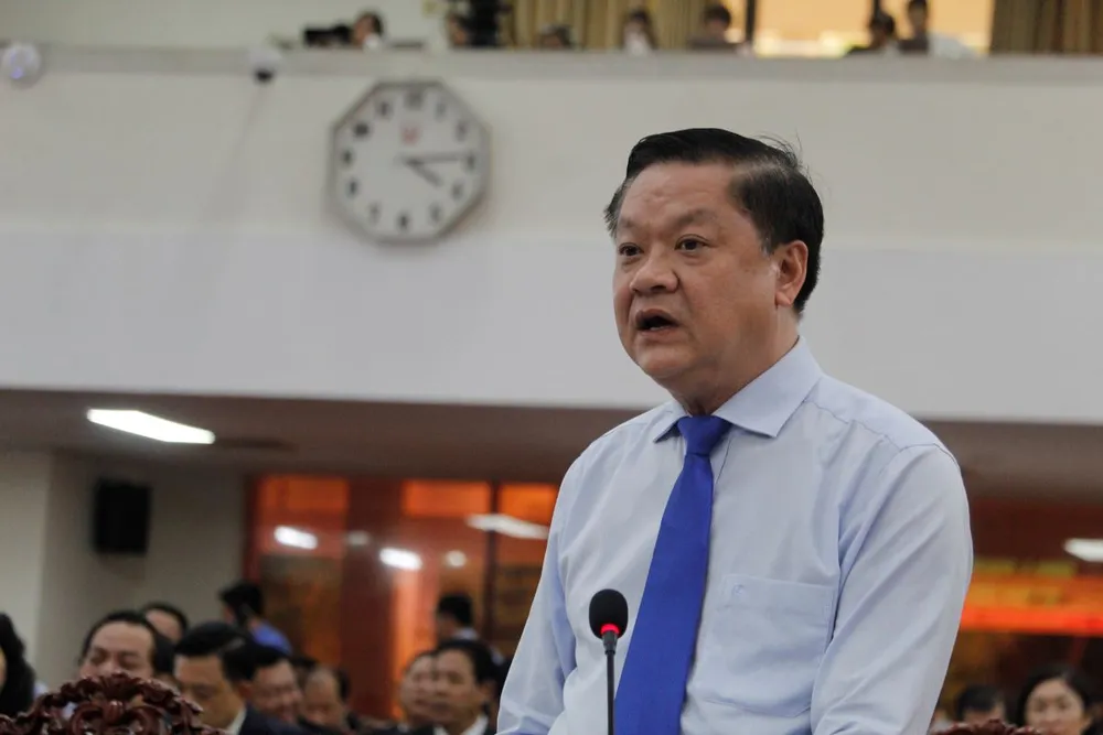 Phó Chủ tịch Thường trực UBND TP Cần Thơ Dương Tấn Hiển trả lời chất vấn tại kỳ họp HĐND TP Cần Thơ chiều 4-7. Ảnh: NHẪN NAM pct-tp-can-tho-duong-tan-hien.jpg