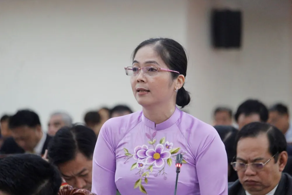 Đại biểu HĐND TP Cần Thơ Nguyễn Thị Hồng Yến đặt câu hỏi. Ảnh: NHẪN NAM Đại biểu Cần Thơ: Cán bộ ở đâu đùn đẩy, sợ trách nhiệm, có ai bị xử lý chưa?
