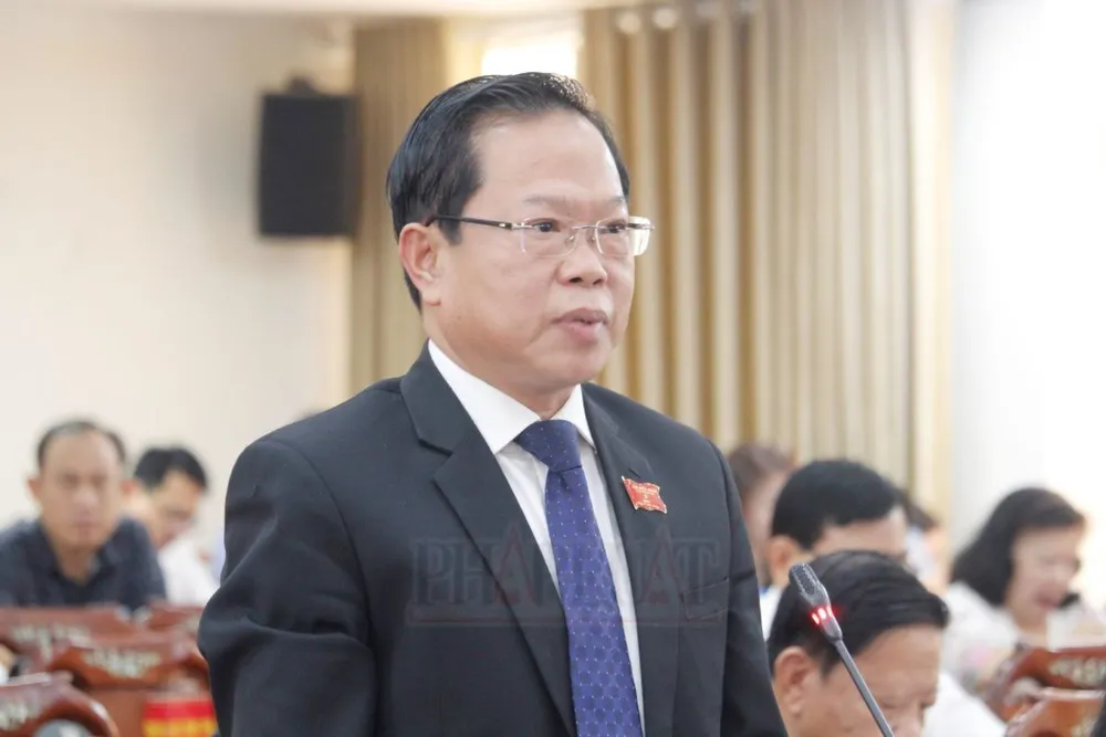 Ông Châu Việt Tha – Giám đốc Sở Nội vụ TP Cần Thơ trả lời chất vấn tại kỳ họp. Ảnh: NHẪN NAM giam-doc-so-noi-vu-tp-can-tho.jpg