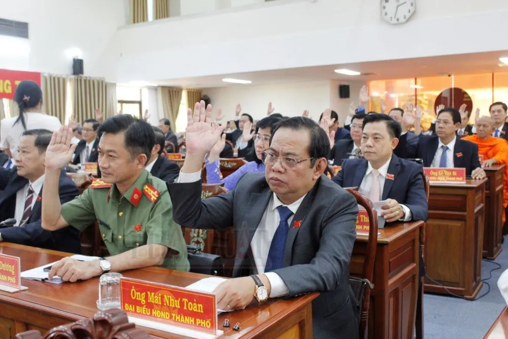 Đại biểu HĐND TP Cần Thơ biểu quyết thông qua nghị quyết tại phiên họp bế mạc chiều 5-7. Ảnh: NHẪN NAM kỳ họp HĐND TP Cần Thơ