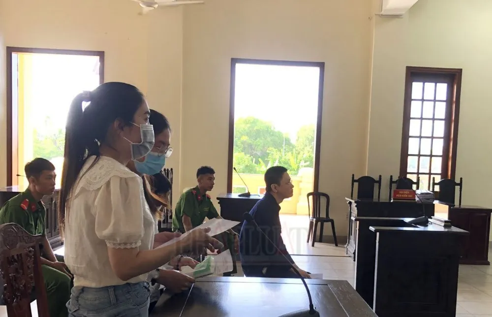 Ba bị can ra tòa ngày 8-7. Ảnh: NHẪN NAM 3 bị can vụ tham ô tại BV Đa khoa TP Cần Thơ