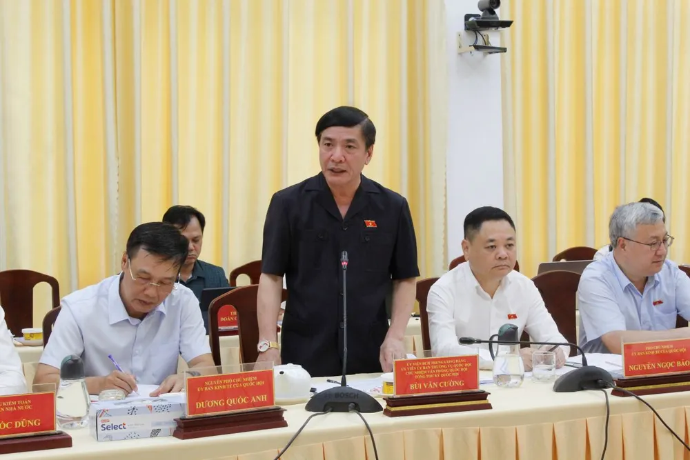 Ông Bùi Văn Cường - Tổng Thư ký, Chủ nhiệm Văn phòng Quốc hội phát biểu kết luận buổi làm việc. Ảnh: NHẪN NAM giam-sat-bat-dong-san-1.jpg