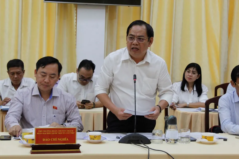 Ông Mai Như Toàn - Giám đốc Sở Xây dựng báo cáo tại cuộc họp. Ảnh: NHẪN NAM giam-sat-bat-dong-san-3.jpg
