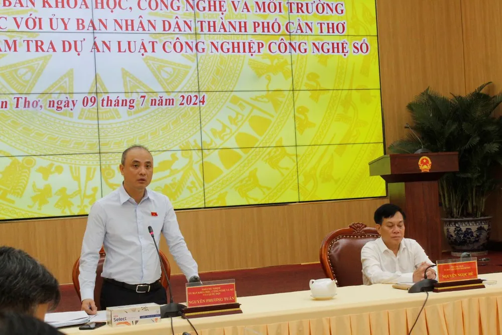 Ông Nguyễn Phương Tuấn – Phó Chủ nhiệm Ủy ban KHCN-MT của Quốc hội phát biểu tại buổi khảo sát. Ảnh: NHẪN NAM Ủy ban KHCN-MT của Quốc hội đi khảo sát phục vụ thẩm tra dự án Luật công nghiệp công nghệ số.