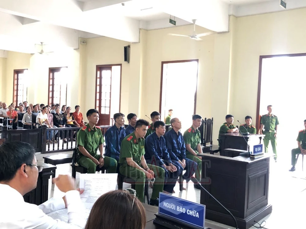 Các bị cáo tại tòa ngày 7-8. Ảnh: NHẪN NAM cựu phó chủ tịch huyện Vĩnh Thạnh ký duyệt hỗ trợ người dân bị thu hồi đất sai quy định