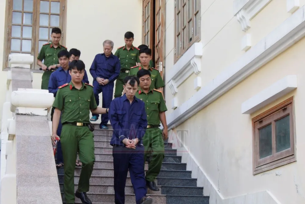 Các bị cáo được dẫn giải ra về sau khi tòa công bố hoãn xử. Ảnh: NHẪN NAM chi-tien-ho-tro-thu-hoi-dat-sai.jpg