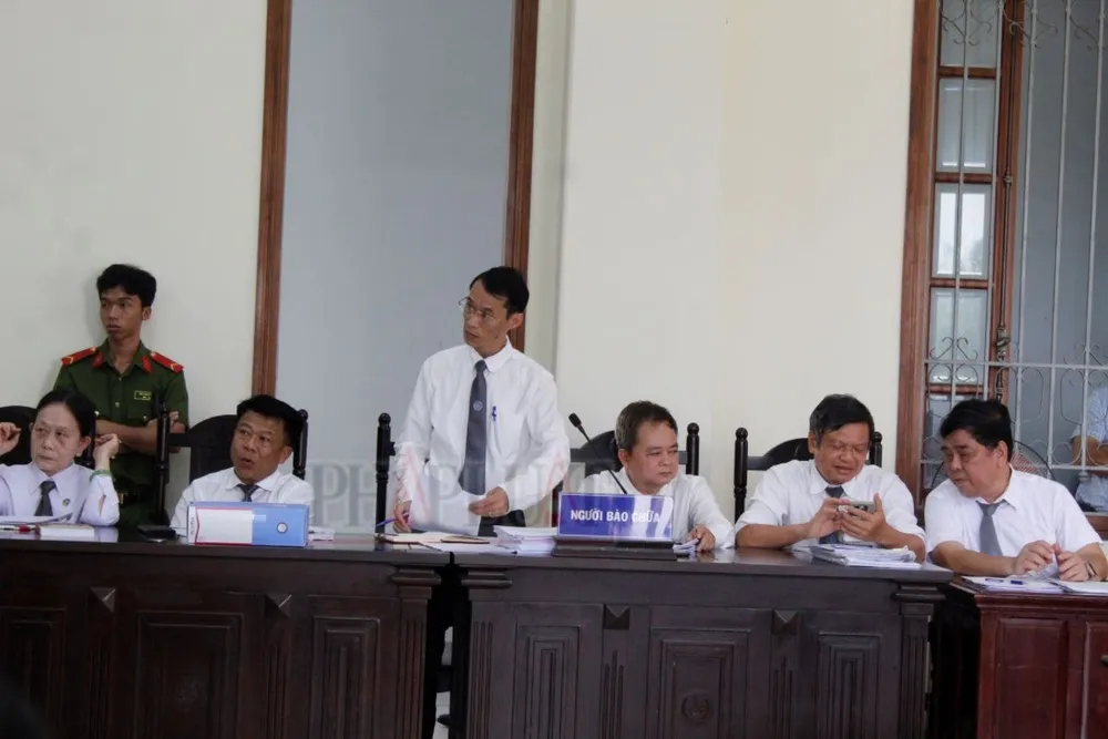 Luật sư phát biểu ý kiến tại tòa ngày 12-8. Ảnh: NHẪN NAM vụ vi phạm quy định cho vay tại Agribank Cần Thơ.