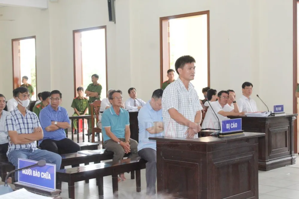 Bị cáo Đạt phát biểu ý kiến tại tòa. Ảnh: NHẪN NAM vụ vi phạm quy định cho vay tại Agribank Cần Thơ.