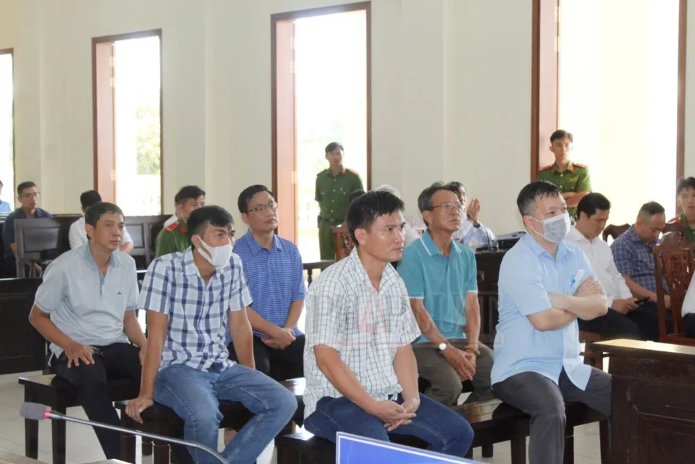 Các bị cáo tại phiên tòa ngày 12-8. Ảnh: NHẪN NAM vụ vi phạm quy định cho vay tại Agribank Cần Thơ
