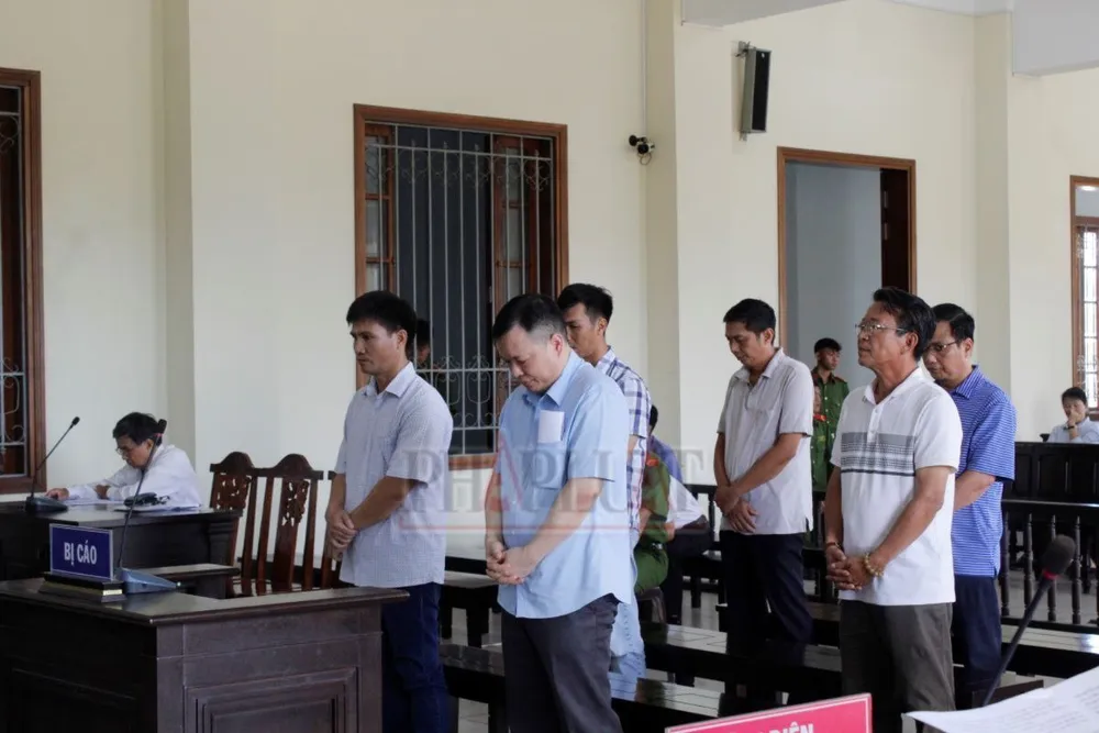 6 bị cáo bị truy tố về tội vi phạm quy định cho vay trong các tổ chức tín dụng. Ảnh: NHẪN NAM vi phạm quy định cho vay