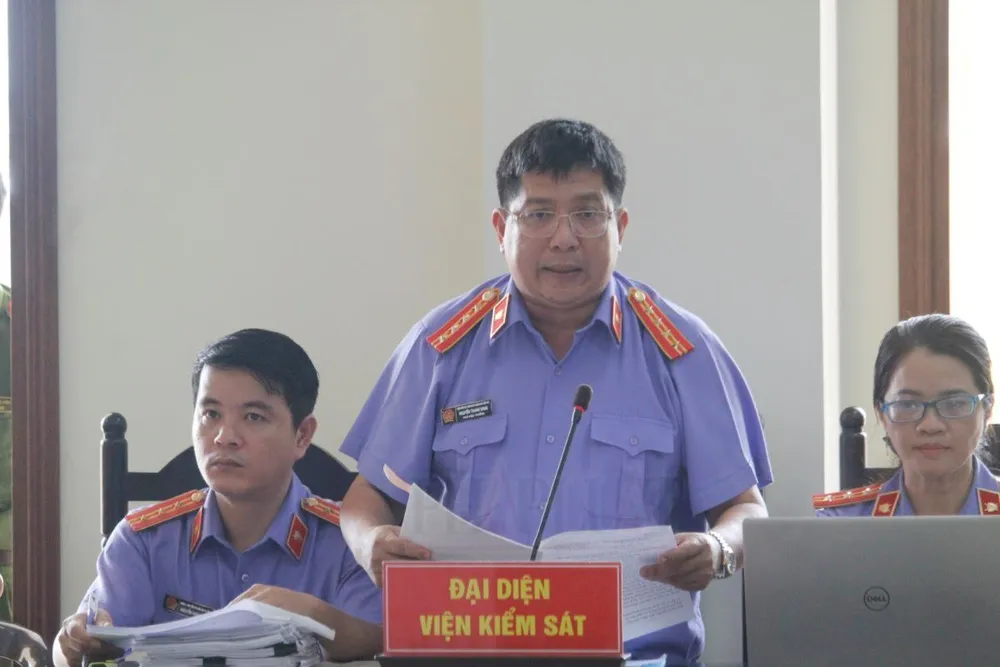 Đại diện VKSND TP Cần Thơ đang công bố cáo trạng tại tòa ngày 16-8. Ảnh: NHẪN NAM vi-pham-quy-dinh-cho-vay-4.jpg