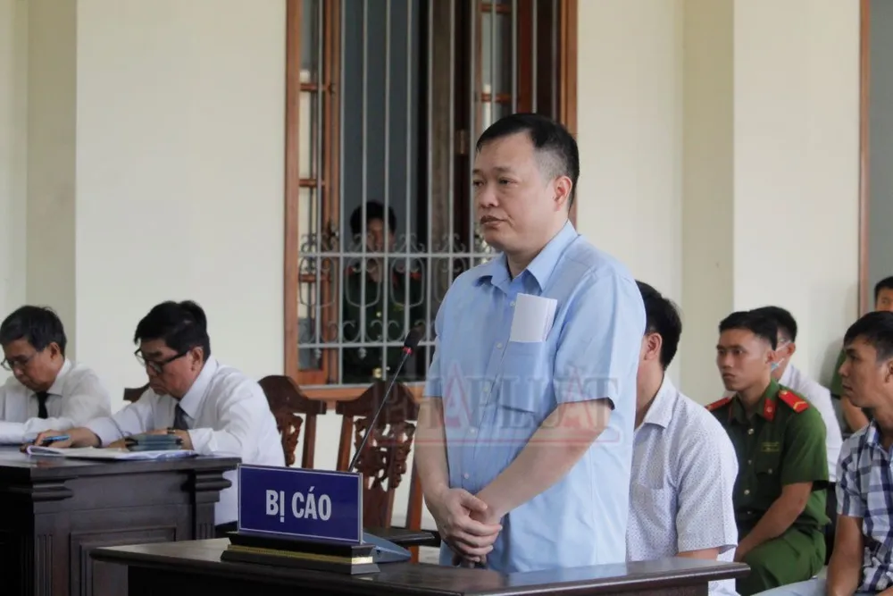 Bị cáo Nguyễn Huỳnh Đạt Nhân tại tòa. Ảnh: NHẪN NAM vi-pham-quy-dinh-cho-vay-7.jpg