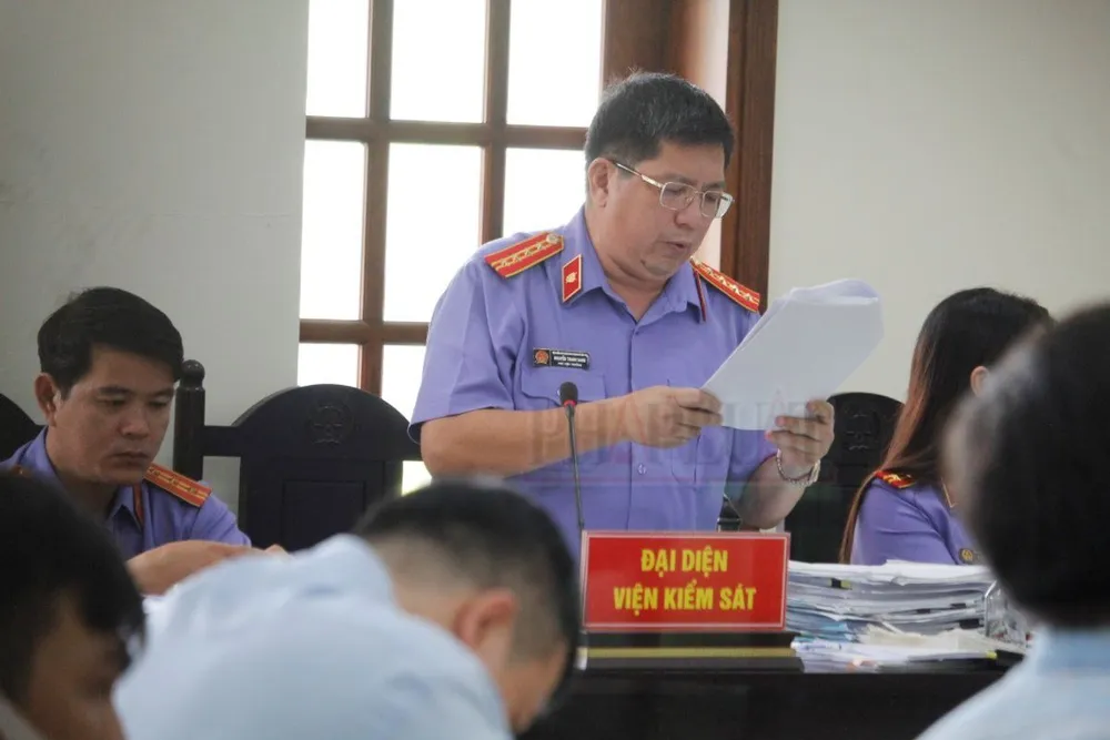 Đại diện VKS trình bày quan điểm luận tội và đề nghị mức án đối với từng bị cáo. Ảnh: NHẪN NAM vi-pham-quy-dinh-cho-vay.jpg