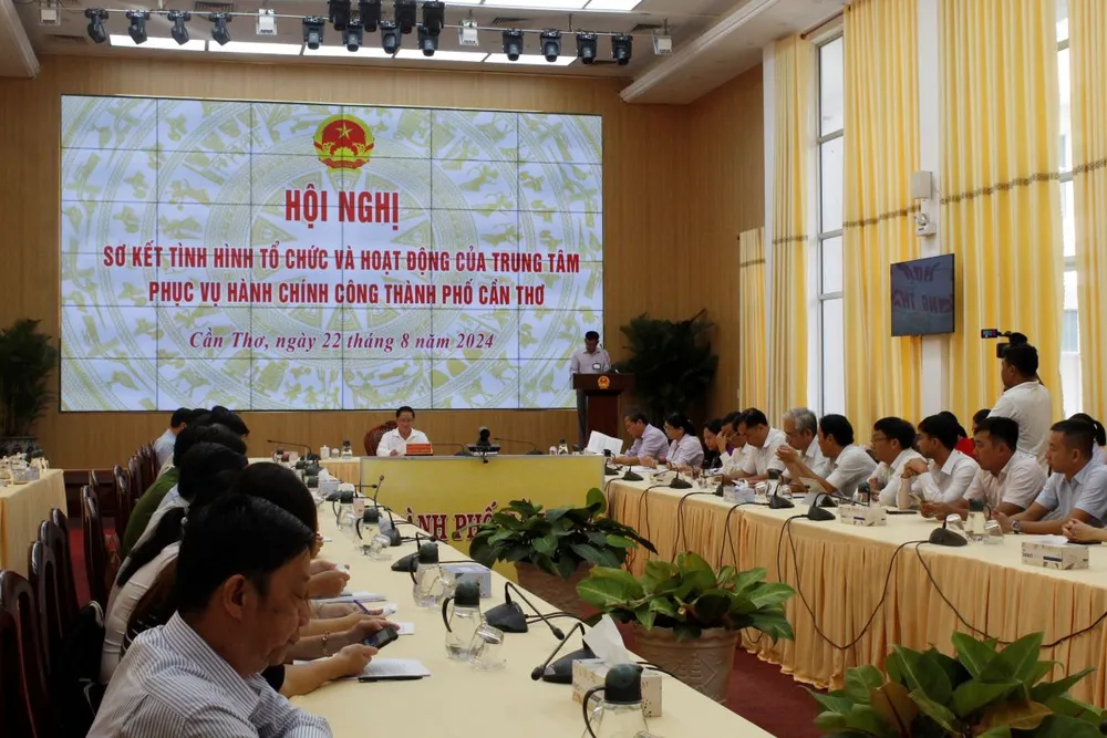 Hội nghị sơ kết tình hình tổ chức và hoạt động của Trung tâm phục vụ hành chính công TP Cần Thơ. Ảnh: NHẪN NAM ubnd-tp-can-tho.jpg