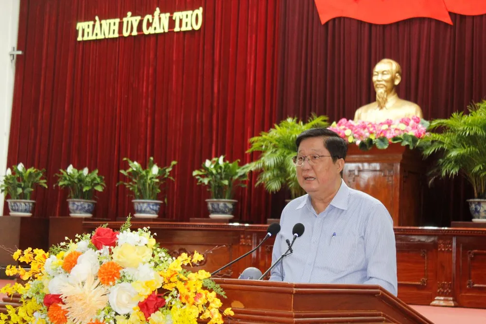 Phó Bí thư Thường trực Thành ủy Cần Thơ Phạm Văn Hiểu phát biểu tại buổi Lễ trao giải. Ảnh: NHẪN NAM tp-can-tho-1.JPG