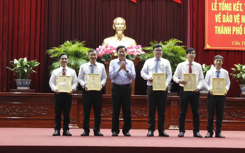 Phó Bí thư Thường trực Thành ủy Cần Thơ Phạm Văn Hiểu trao giải Nhất cho các tác giả, nhóm tác giả. Ảnh: NHẪN NAM TP Cần Thơ trao giải Cuộc thi chính luận 2024