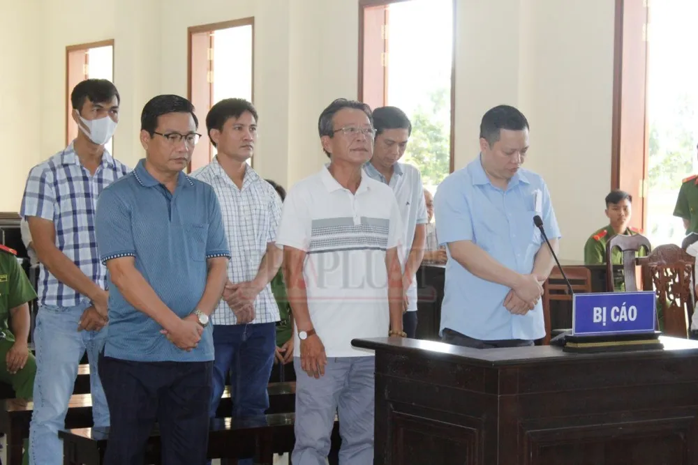 6 bị cáo nghe tòa tuyên án ngày 26-8. Ảnh: NHẪN NAM vi phạm quy định cho vay