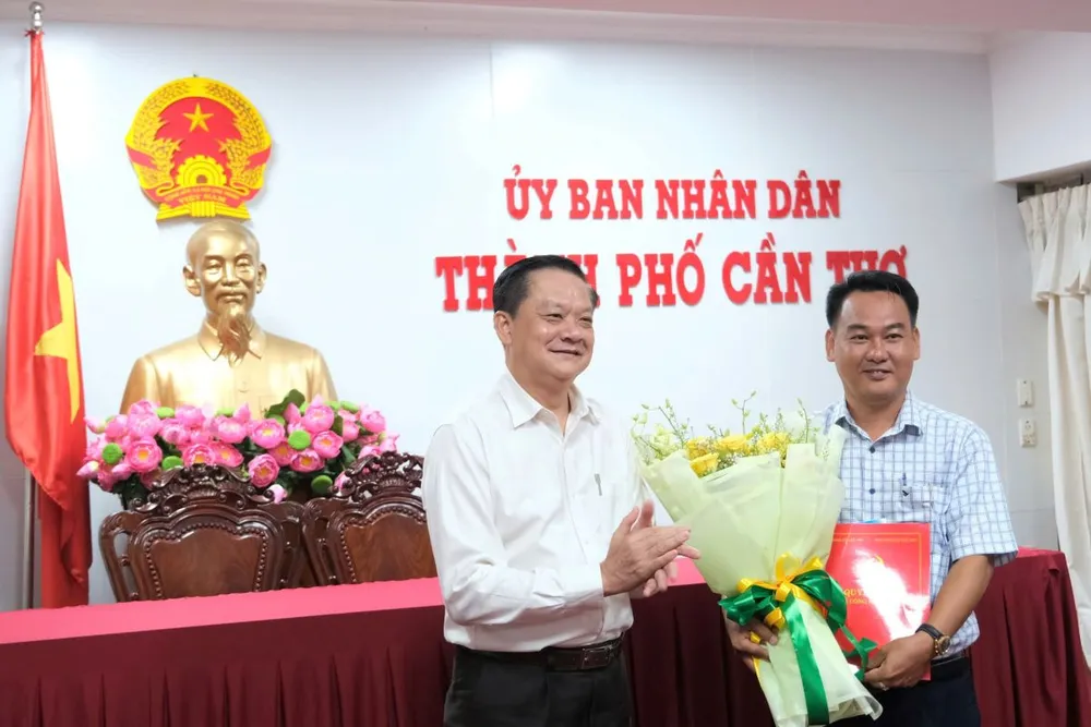 Phó Chủ tịch Thường trực UBND TP Cần Thơ trao quyết định bổ nhiệm Phó Giám đốc Sở TN&MT cho ông Phạm Trung Hiếu. Ảnh: CTV Ông Phạm Trung Hiếu nhận quyết định bổ nhiệm Phó Giám đốc Sở TN&MT TP Cần Thơ.