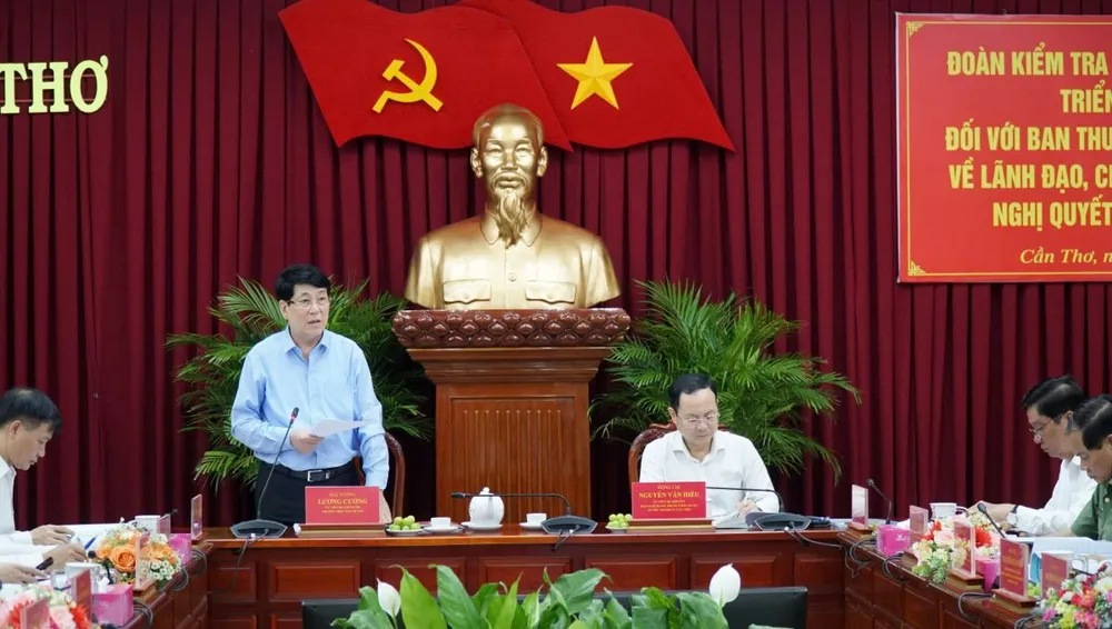 Đồng chí Lương Cường - Ủy viên Bộ Chính trị, Thường trực Ban Bí thư, Trưởng Đoàn Kiểm tra phát biểu chỉ đạo tại hội nghị. Ảnh: CTV Đoàn Kiểm tra số 1348 triển khai Quyết định kiểm tra của Bộ Chính trị đối với Ban Thường vụ Thành ủy Cần Thơ.