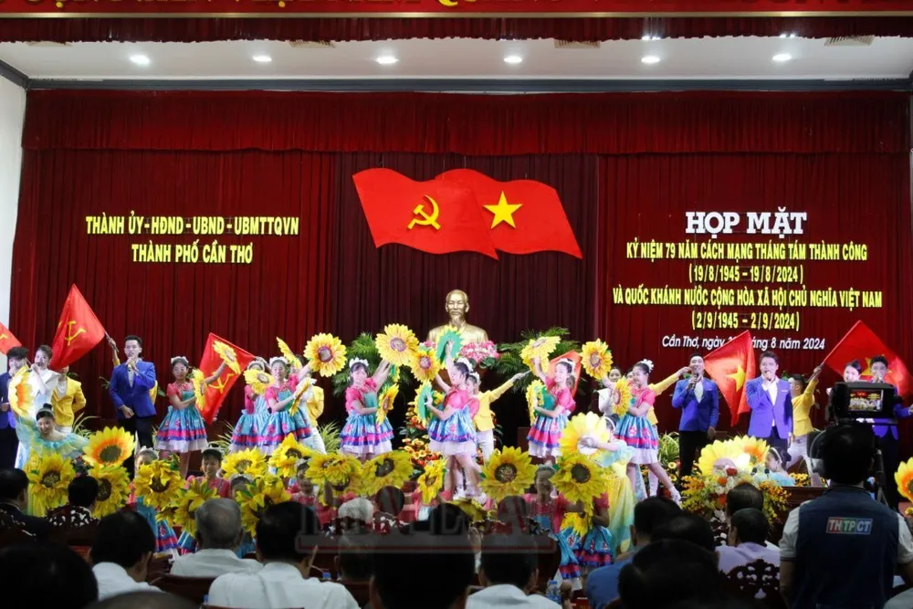 TP Cần Thơ tổ chức họp mặt kỷ niệm 79 năm Cách mạng tháng Tám thành công và Quốc khánh nước Cộng hòa xã hội chủ nghĩa Việt Nam. Ảnh: NHẪN NAM tp-can-tho-hop-mat-2-9.jpg