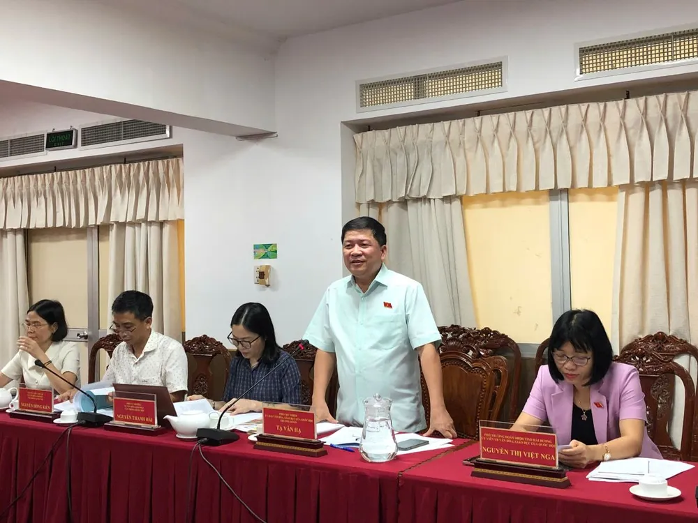 Ông Tạ Văn Hạ, Phó Chủ nhiệm Uỷ ban Văn hoá - Giáo dục của Quốc hội phát biểu tại buổi làm việc. Ảnh: NHẪN NAM quoc-hoi-khao-sat-tai-tp-can-tho.jpg