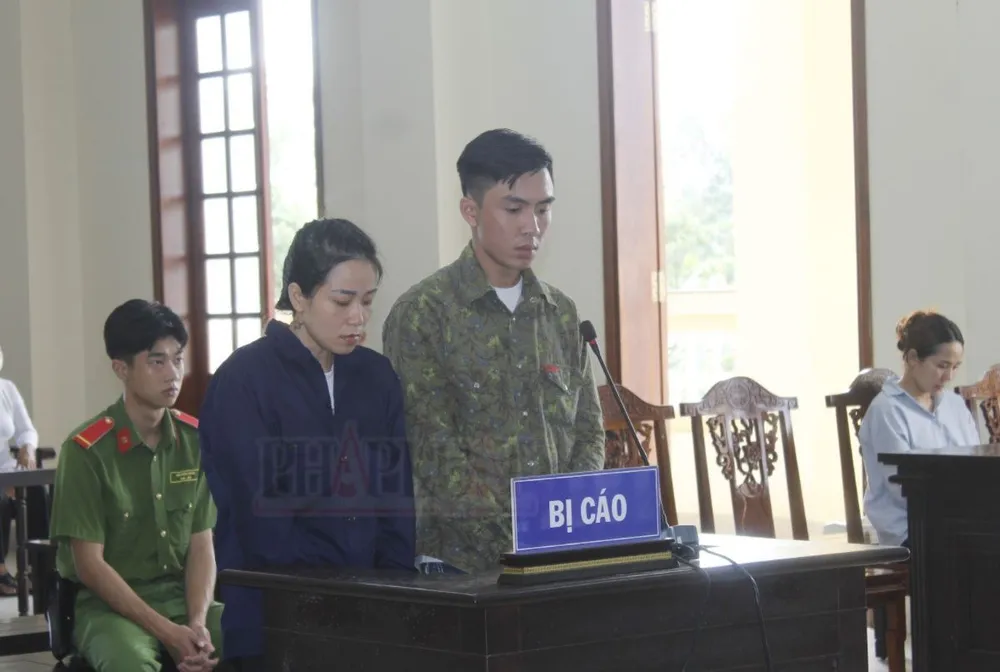 Hai vợ chồng bị cáo Nhung, Linh tại tòa ngày 13-9. Ảnh: NHẪN NAM gây án mạng từ chuyện mời bia không uống hết 100%