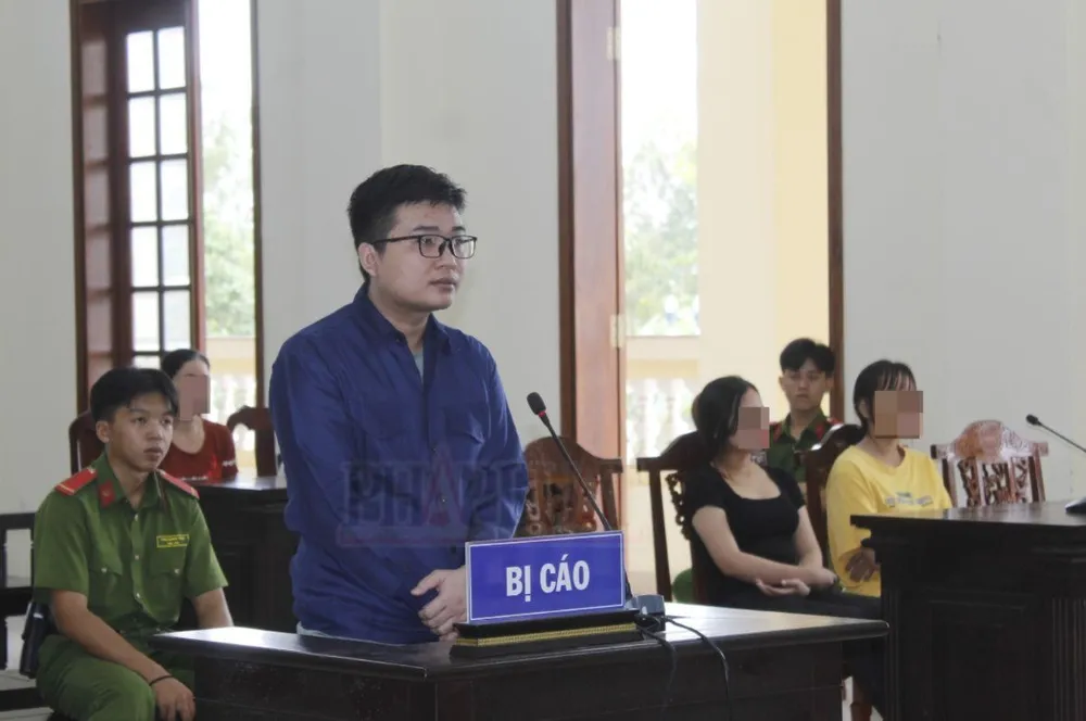 Bị cáo Huỳnh Thanh Tèo tại tòa ngày 17-9. Ảnh: NHẪN NAM bị cáo lừa chủ tiệm Apple