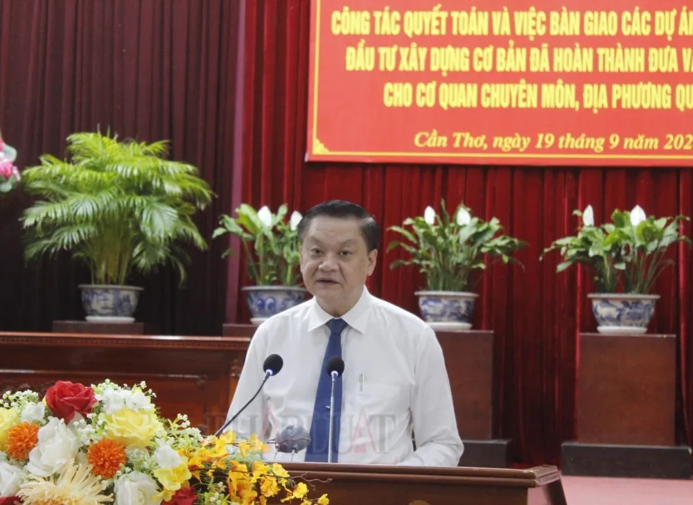 Phó Chủ tịch Thường trực UBND TP Cần Thơ Dương Tấn Hiển báo cáo tại phiên họp. Ảnh: NHẪN NAM duong-tan-hien.JPG