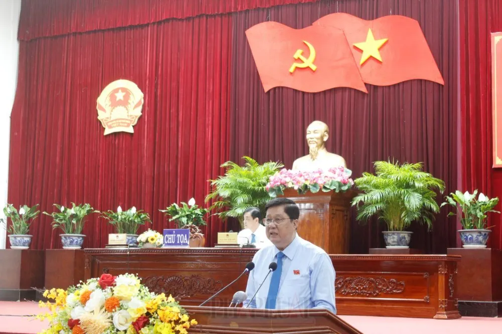 Chủ tịch HĐND TP Cần Thơ Phạm Văn Hiểu phát biểu tại cuộc họp. Ảnh: NHẪN NAM pham-van-hieu.jpg