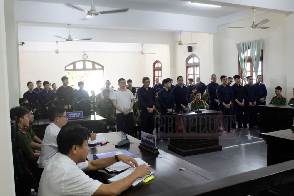 Các bị cáo ra tòa ngày 21-9. Ảnh: NHẪN NAM 26 bị cáo gây rối trật tự công cộng ở TP Cần Thơ