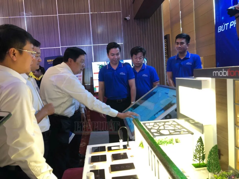 Phó Bí thư Thành ủy, Chủ tịch HĐND TP Cần Thơ Phạm Văn Hiểu tham quan trải nghiệm các giải pháp công nghệ tại hội thảo. Ảnh: NHẪN NAM chu-tich-hdnd-tp-can-tho-pham-van-hieu.jpg