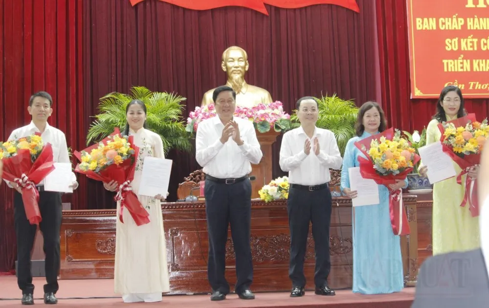 Bí thư Thành ủy Cần Thơ Nguyễn Văn Hiếu, Phó Bí thư Thường trực Thành ủy Cần Thơ Phạm Văn Hiểu trao quyết định, tặng hoa chúc mừng các ông, bà vừa được chỉ định tham gia Ban Chấp hành Đảng bộ TP. Ảnh: NHẪN NAM Ban Bí thư chỉ định bốn đồng chí tham gia Ban Chấp hành Đảng bộ TP Cần Thơ