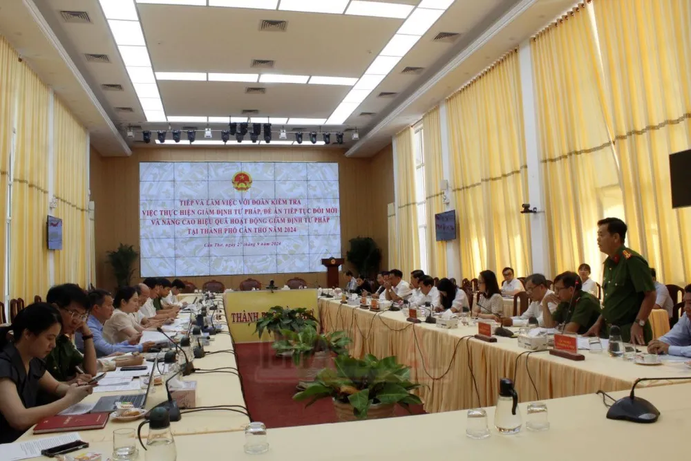 Đoàn kiểm tra làm việc tại UBND TP Cần Thơ chiều 27-9. Ảnh: NHẪN NAM Đoàn kiểm tra thực hiện công tác giám định tư pháp tại TP Cần Thơ.