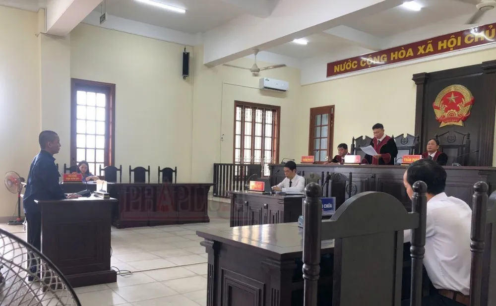 Bị cáo Em nghe tòa phúc thẩm tuyên án. Ảnh: NHẪN NAM phạm tội hiếp dâm với hai người phụ nữ trên cùng một đoạn đường