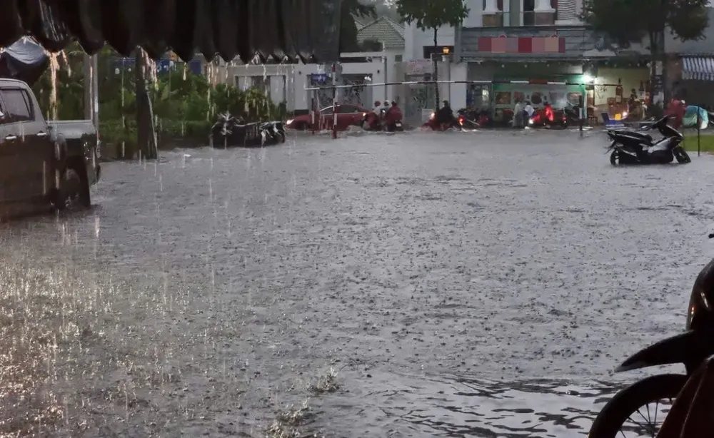 Trận mưa lớn tại TP Cần Thơ chiều 15-10