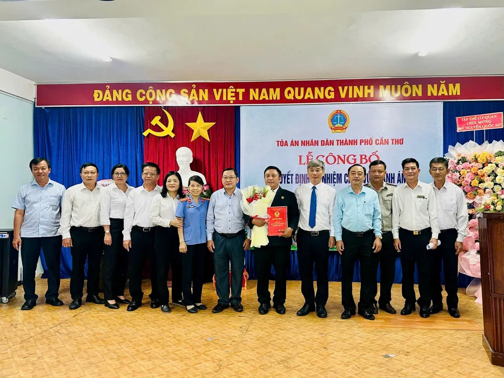 Tân Chánh án TAND quận Ninh Kiều TP Cần Thơ chụp hình cùng các đại biểu
