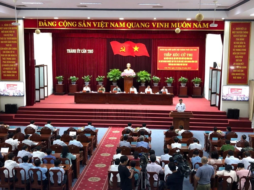 Thủ tướng Phạm Minh Chính tiếp xúc cử tri TP Cần Thơ ngày 16-10.