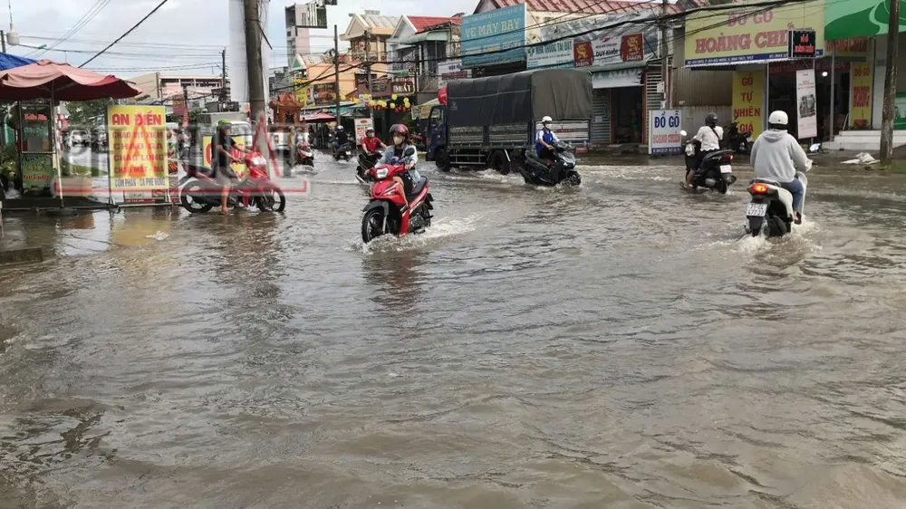 Ngày 18-10, nhiều tuyến đường ở TP Cần Thơ ngập sâu do triều cường. Ảnh: NHẪN NAM Triều cường TP Cần Thơ ngày 18-10-2024