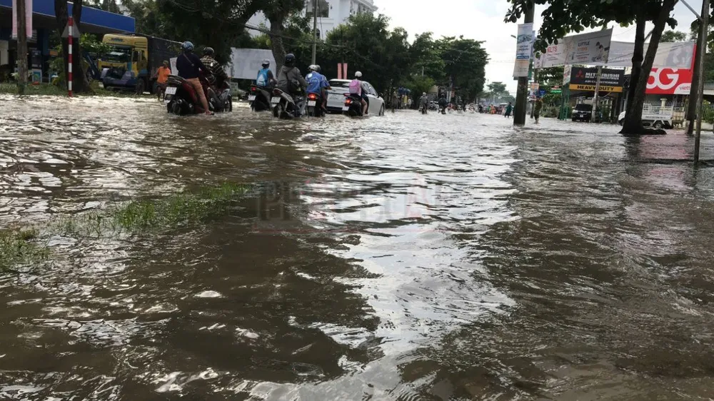 Nhiều đoạn đường nước ngập rất sâu, lực lượng công an phải cắt cử người hỗ trợ điều tiết giao thông. Ảnh: NHẪN NAM trieu-cuong-tp-can-tho-2.jpg